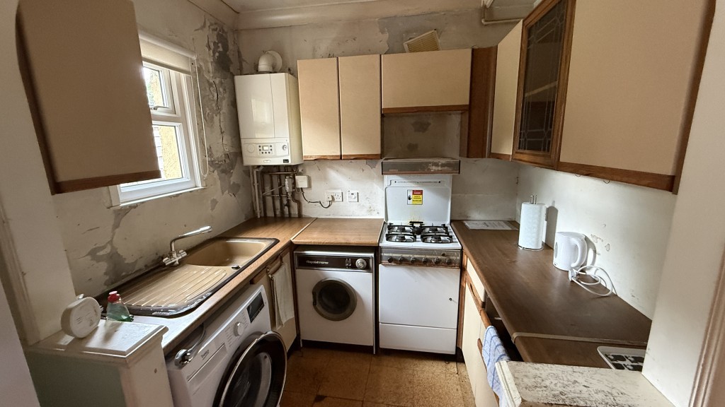 Lot: 174 - END-TERRACE HOUSE REQUIRING REFURBISHMENT - Interior image of kitchen